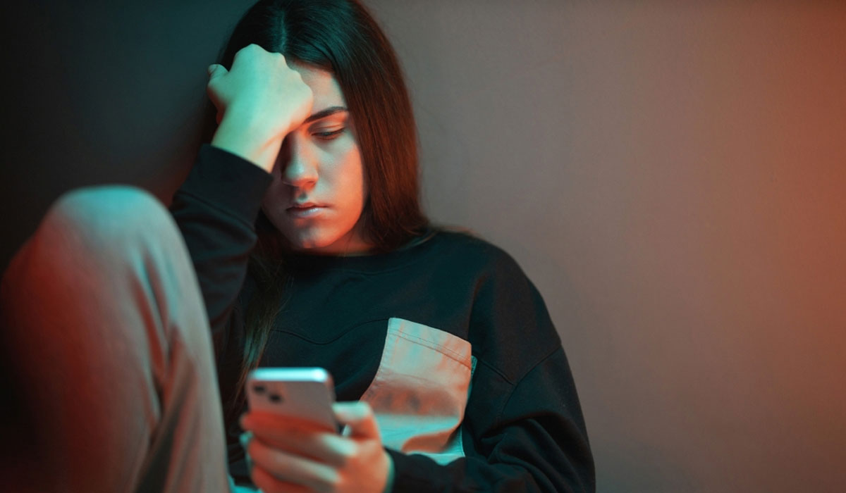 Teen Sad Smartphone Moody Lighting