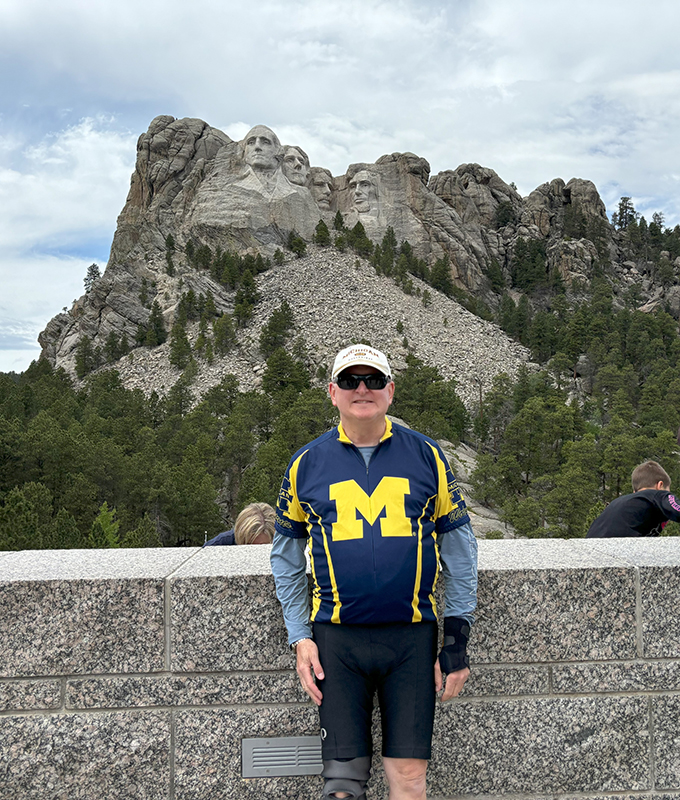 Alan Finkelstein, ’77, brought the Maize and Blue to Mount Rushmore during a 109-mile bike ride on South Dakota’s Mickelson Trail.