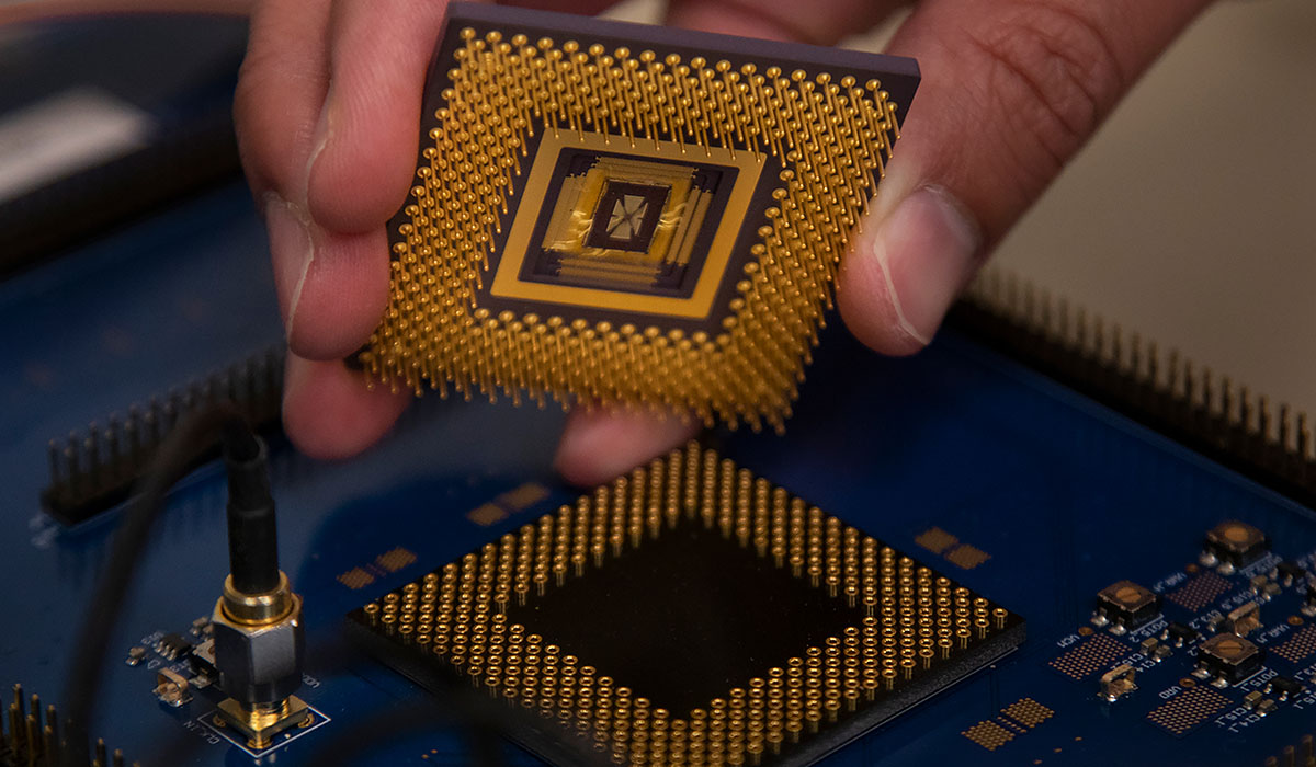 First Programmable Memristor Computer Aims To Bring AI Processing Down From The Cloud