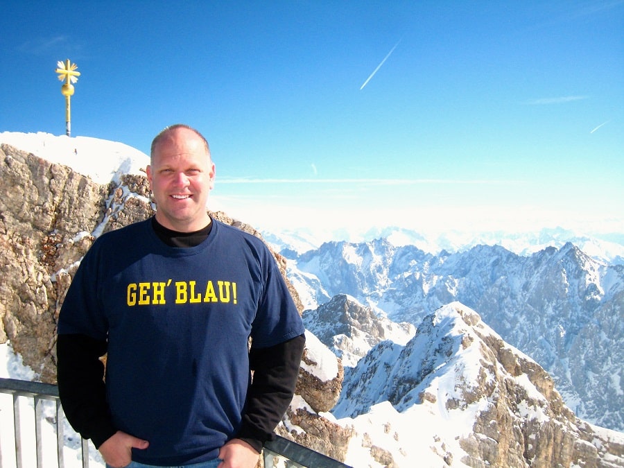 At the top of the Zugspitze (the highest mountain in Germany), Duane Kuizema, ’84, found the perfect spot to exclaim “Geh’ Blau!”