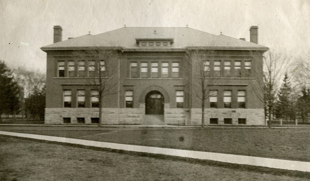 Monochromatic photo of Tappan Hall, circa 1898.