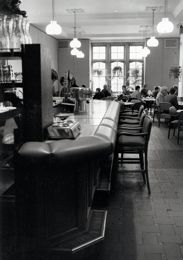 1970: The University Club, complete with a liquor license, moves to the main dining room. Membership is opened up to students and alumni, but attendance falls drastically in 1991, when the University prohibits the club from selling alcohol at nighttime events.