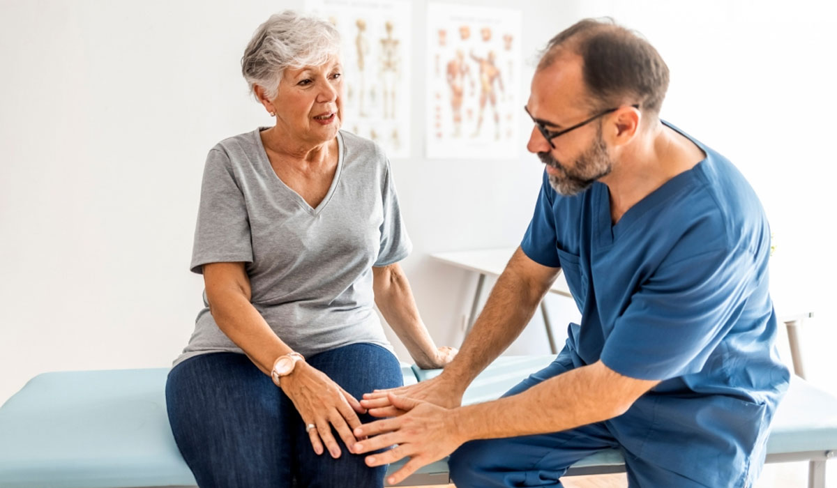 Senior Knee Nurse Physical Therapy