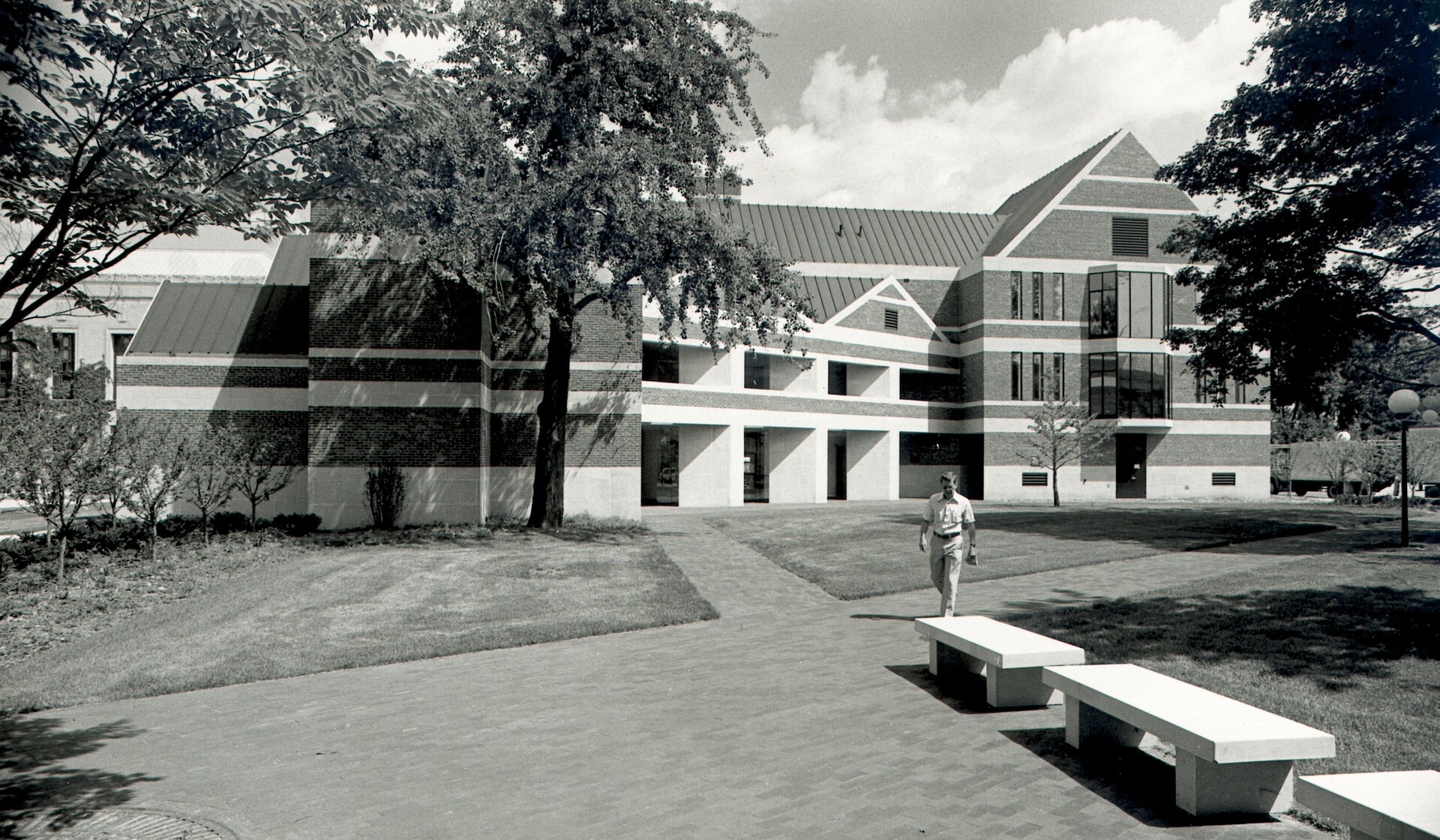 Black-and-white photo of the Alumni Center around 1983.