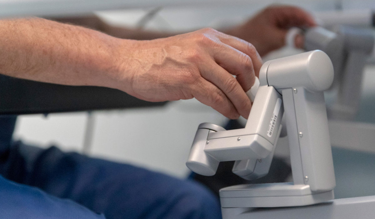 V2robotic Surgery Controls Machine Hands