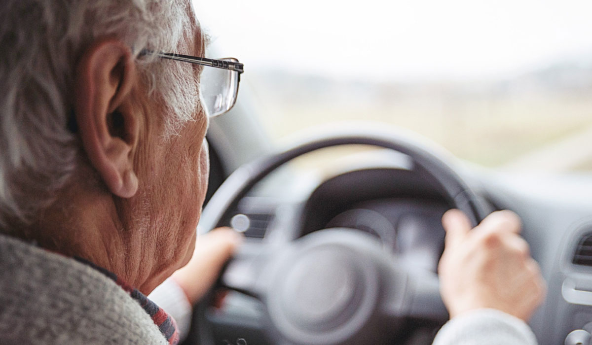 V2senior Man Glasses Car Blurry